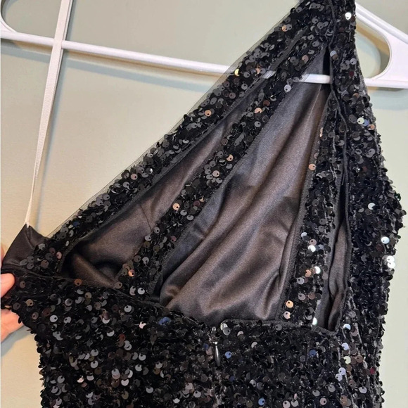 Women’s Black Sequin Mini Dress One Shoulder 3 Sequin Straps On Back Size 2 - Picture 4 of 7